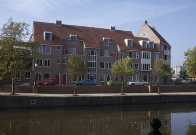 800578 Gezicht op de Nieuwekade te Utrecht, vanaf de Weerdbrug.